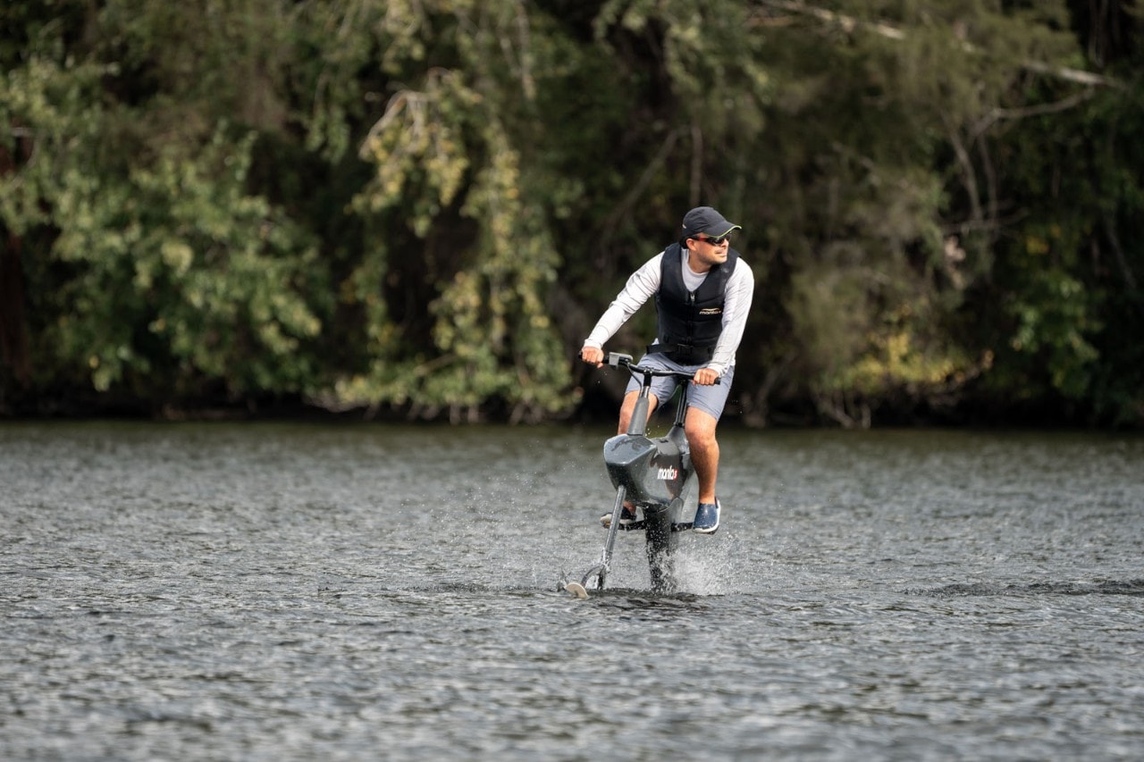 Manta5 Hydrofoiler SL3: l’e-bike per pedalare sull’acqua